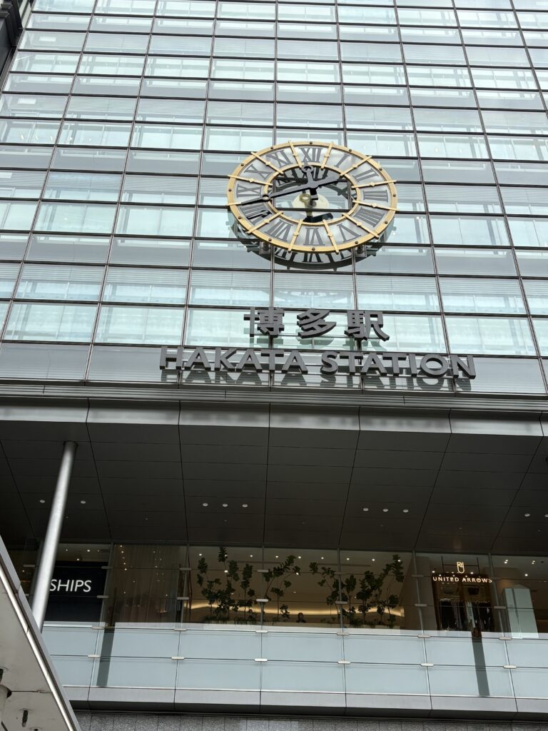 博多駅の外観。大きな時計が目印のJR博多駅ビル。