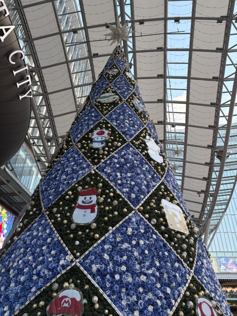 博多駅前のマリオツリー