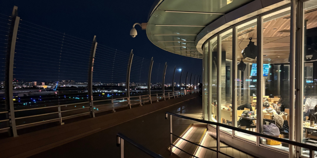 福岡空港3階デッキに面した竹乃屋は、大きなガラス窓から滑走路が見える席がある。夜のフライト前なら、滑走路を眺めながら食事できる空港内屈指のスポット。