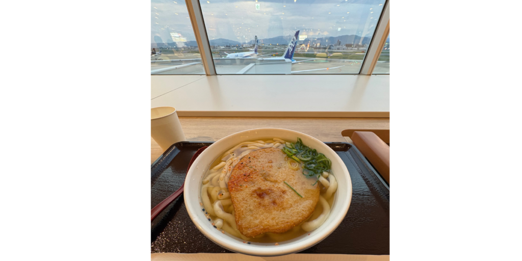 福岡空港３階FoodTimesにある因幡うどんの「丸天うどん」滑走路の景色を見ながら食べられる。