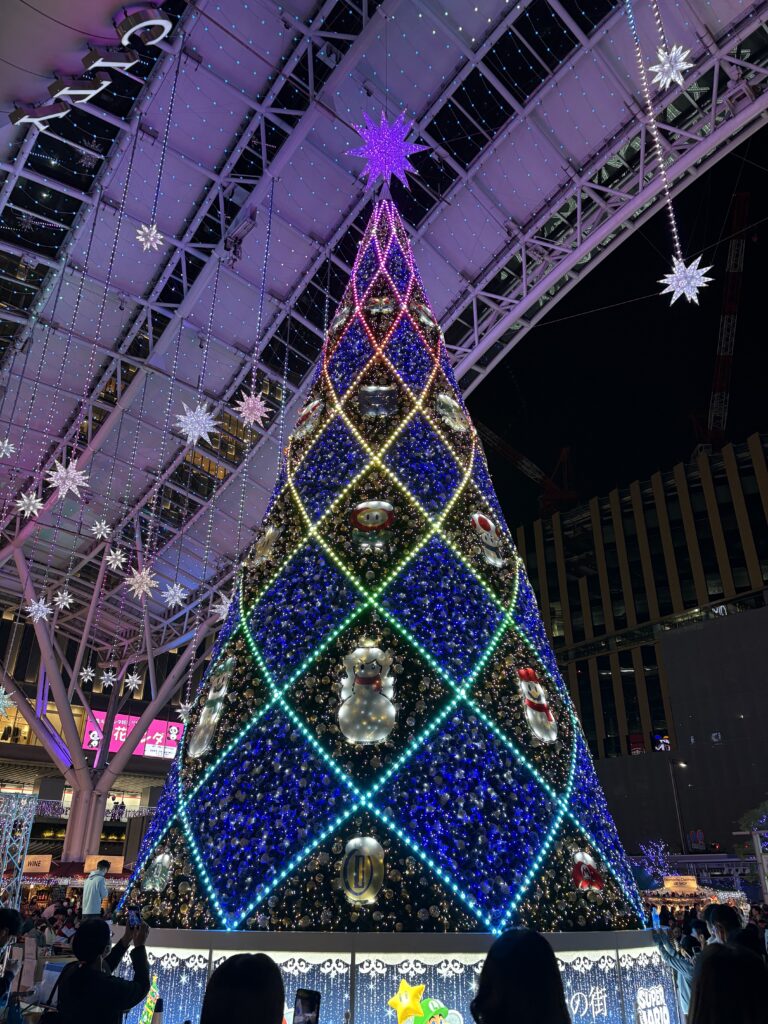 2025年博多駅前のクリスマツリー。クリスマスイルミネーション風景。