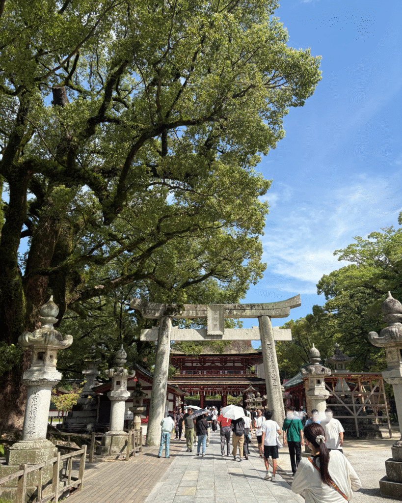 太宰府天満宮の石鳥居と参道。その奥には朱塗りの楼門が見え、多くの参拝客が訪れる人気スポット