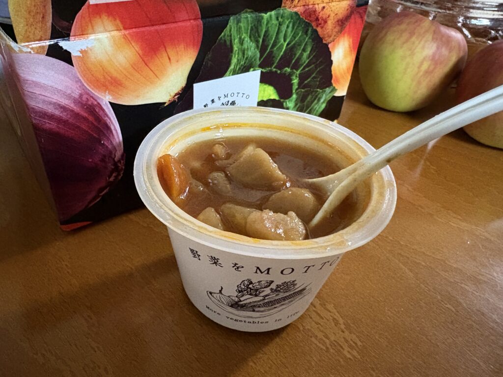 野菜をMOTTOミネストローネ実食レビュー。具だくさんで夜食にもぴったり。