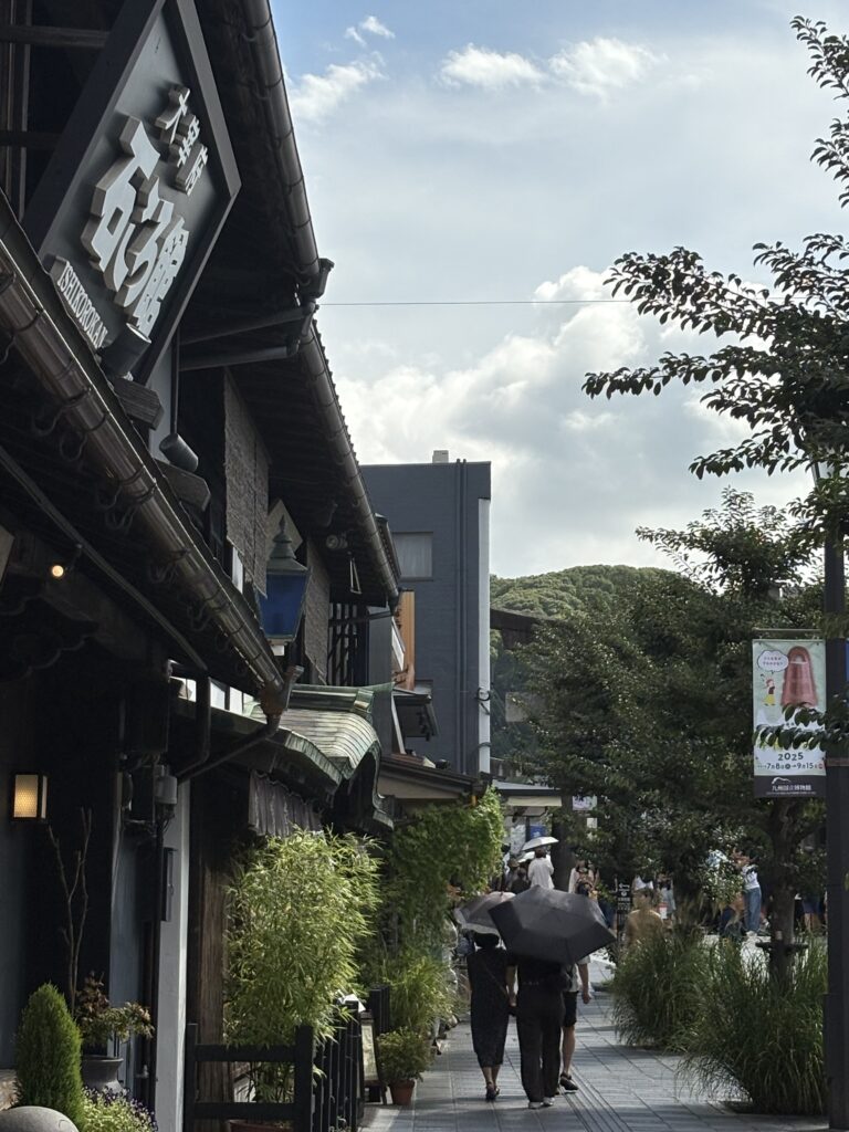 太宰府天満宮参道の街並み。古民家風の建物やお土産店が立ち並び、観光客が散策を楽しんでいる様子