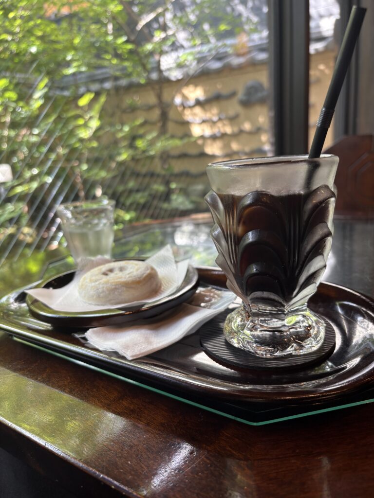 太宰府天満宮参道のカフェで味わう梅ヶ枝餅とアイスコーヒーのセット。緑を眺めながらゆったり過ごせる人気スポット