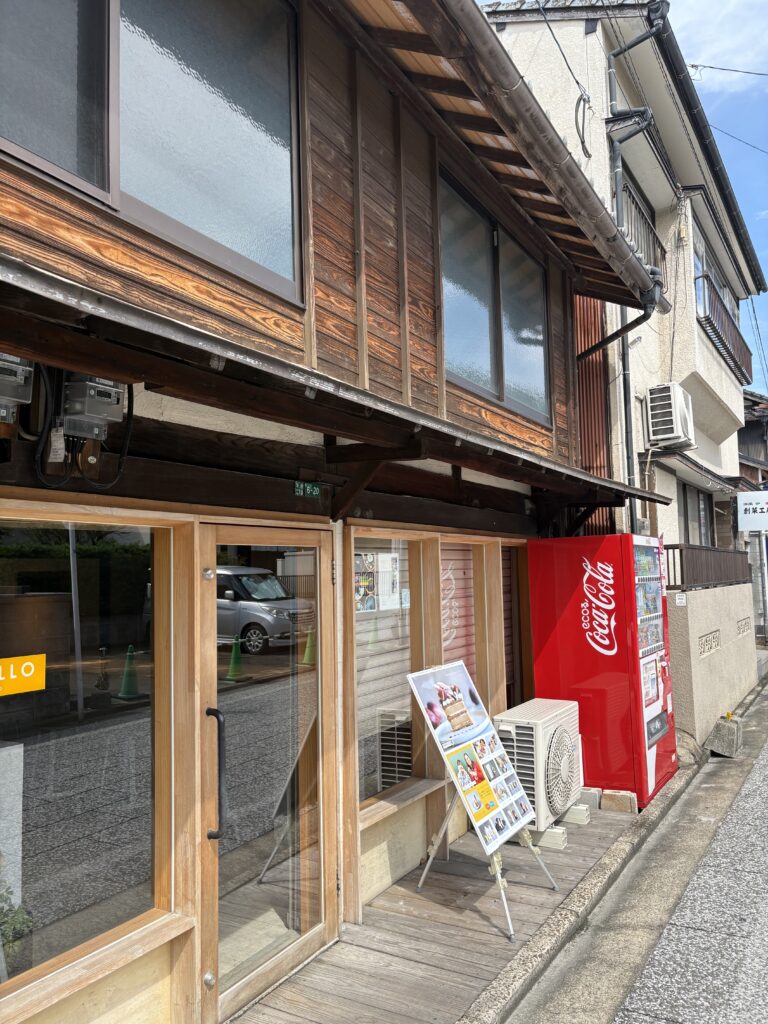太宰府参道近くにある古民家風カフェの外観。木のぬくもりを感じる建物