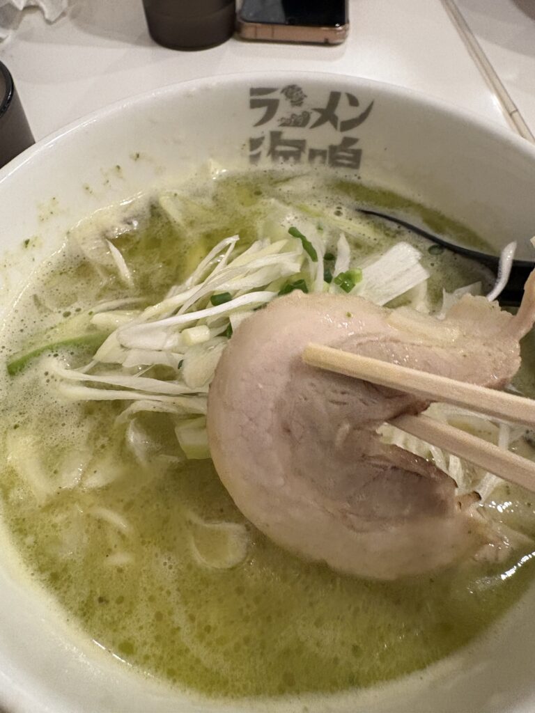 福岡空港『ラーメン海鳴』のラーメンジェノバ。バジルの香りが広がる洋風ラーメン。