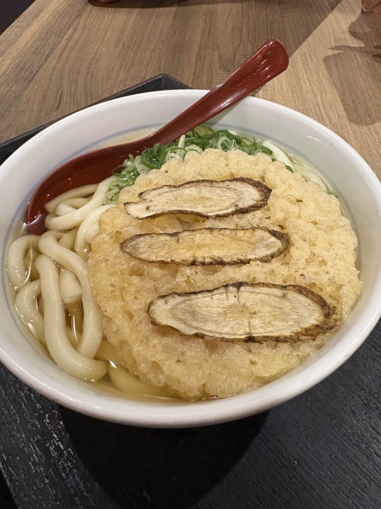 福岡空港のごぼう天うどん。大きなごぼう天がのった博多名物うどん。