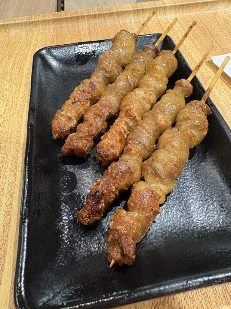 福岡空港の竹乃屋で提供される鶏皮串。外はカリッと香ばしく、中はジューシーな博多名物。