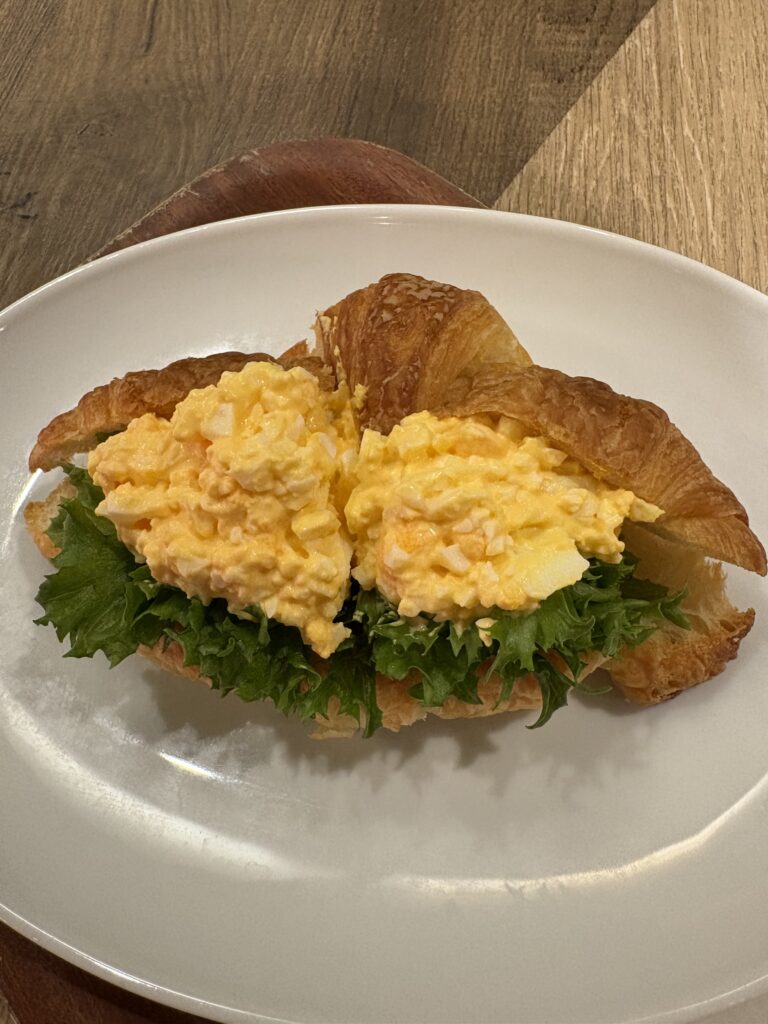 福岡空港『MIKADUKIYA CAFE』のたまごクロワッサンサンド。サクサクの生地とふんわり卵が絶妙な一品。