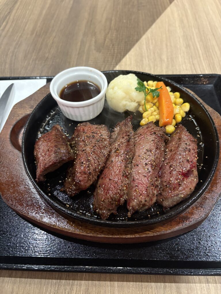 福岡空港『ANZU』のANZUステーキ。鉄板でジュージュー焼ける音と香ばしい香りが食欲をそそる人気メニュー。