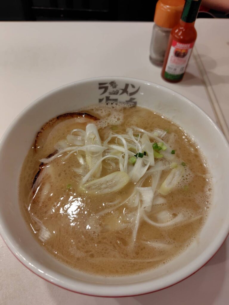 福岡空港『ラーメン海鳴』の魚介とんこつラーメン。濃厚ながら食べやすいスープが人気。