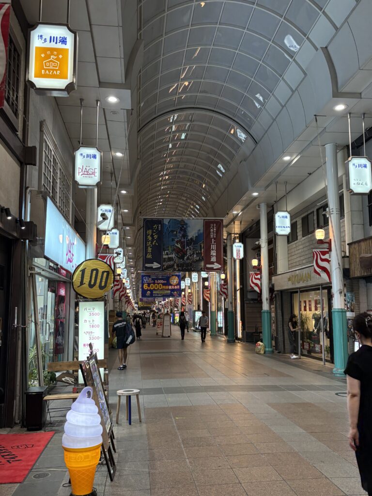 川端商店街 アーケード内 夜の風景 ショップや飲食店が並ぶ通り
