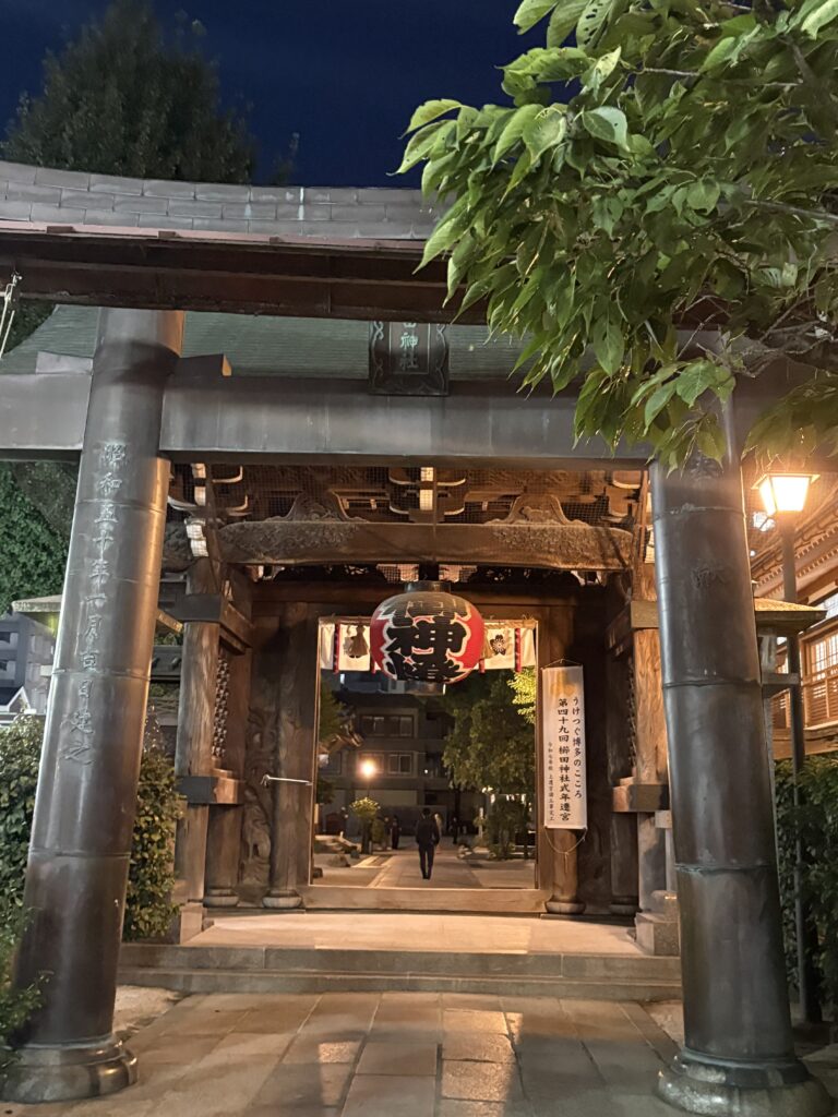 櫛田神社の鳥居と大きな提灯。不動明王の文字が掲げられた迫力ある入口