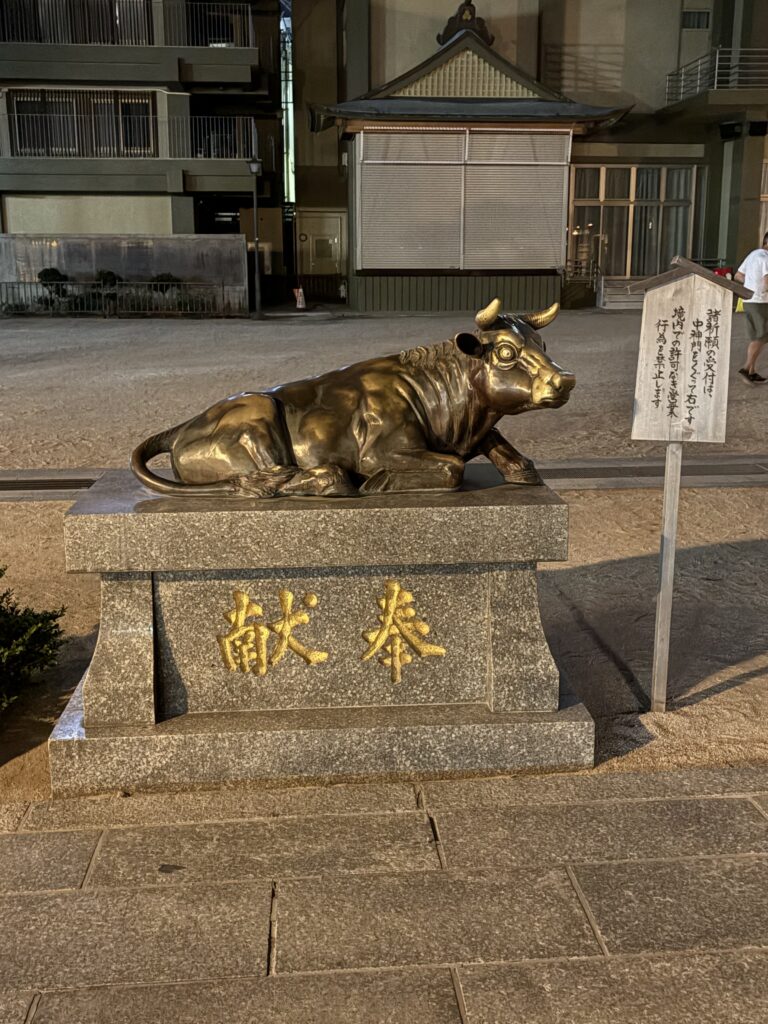 櫛田神社の境内にある撫で牛の像。体の悪い部分を撫でるとご利益があると伝えられている