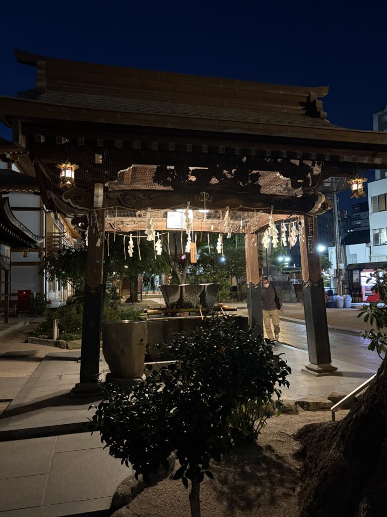 櫛田神社の手水舎。夜のライトアップで神秘的な雰囲気が漂う