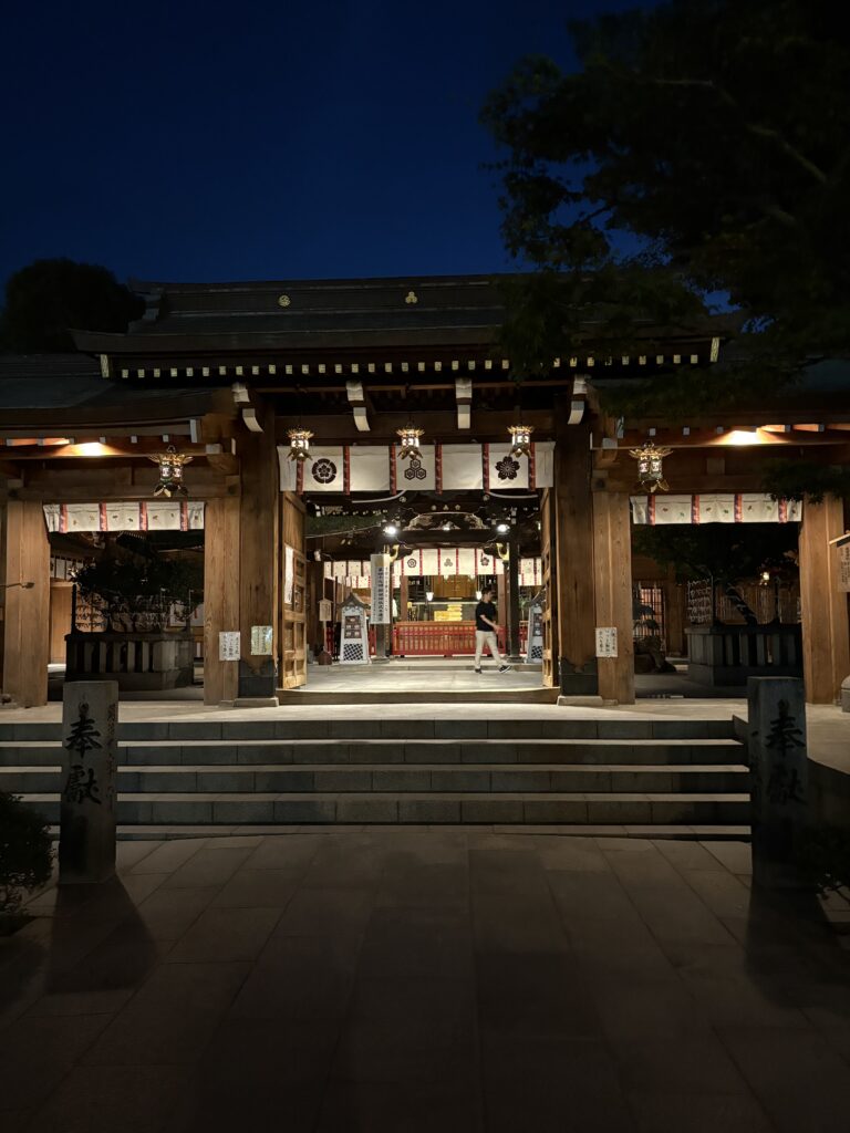 櫛田神社の本殿正面。夜のライトアップで荘厳な雰囲気に包まれている