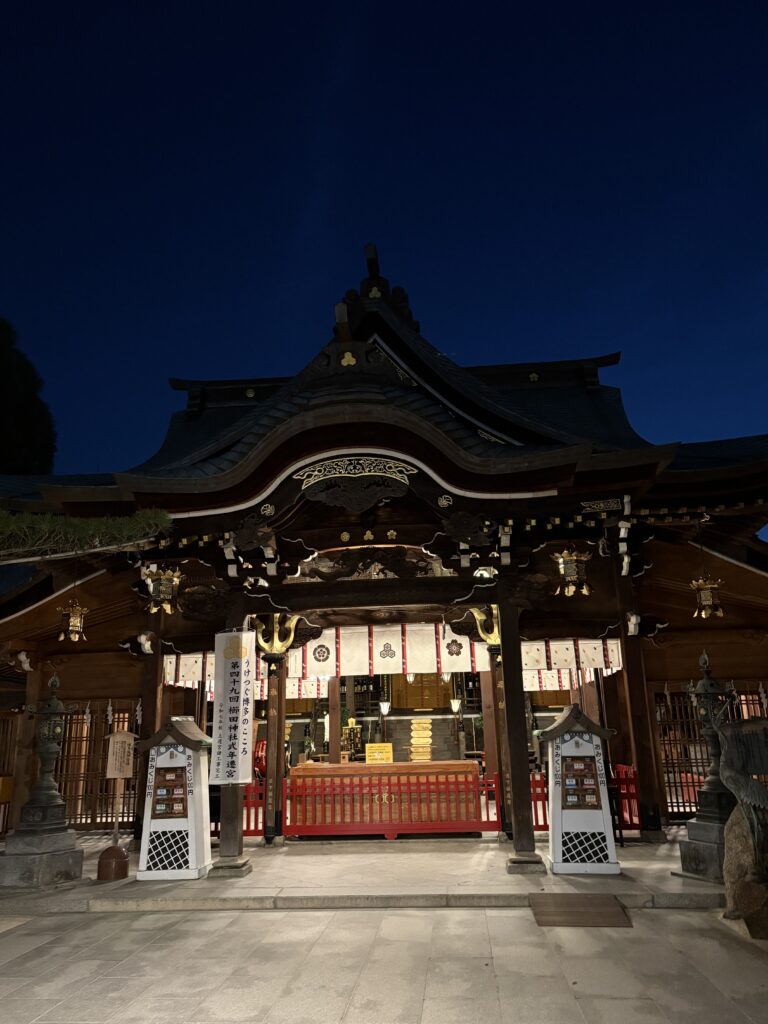 櫛田神社の本殿正面。夜のライトアップで荘厳な雰囲気に包まれている