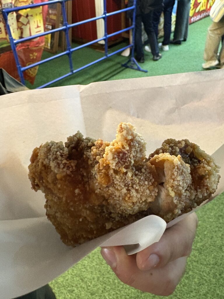 台湾祭 in 福岡2025で販売されていた大鶏排(ダージーパイ)。顔より大きい特大サイズの台湾からあげ