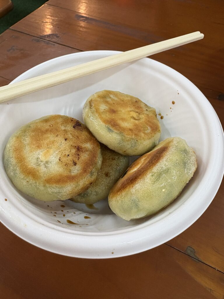 台湾夜市の人気グルメ・えびにらまん。エビごろっと入ってる。