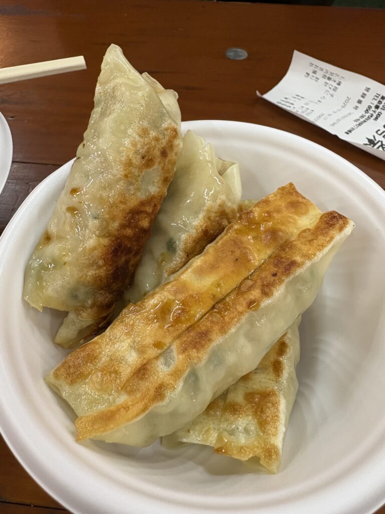 台湾夜市の人気グルメ・鍋貼(棒餃子)。外はパリッと中はジューシーな本場の味