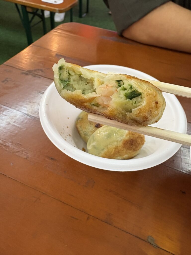 台湾夜市名物・えびにらまんを実食。肉汁たっぷりで食べ応えのある一品