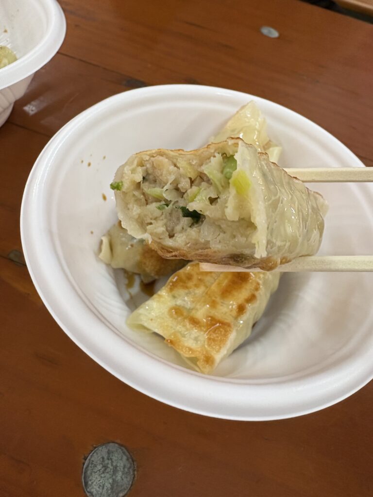 台湾夜市名物・鍋貼(棒餃子)を実食。肉汁たっぷりで食べ応えのある一品