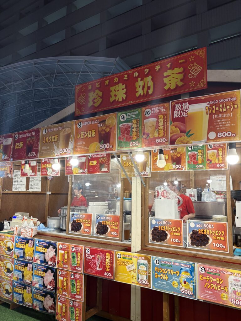 台湾スイーツ・珍珠奶茶(タピオカミルクティー)屋台。夜の天神会場のにぎわい