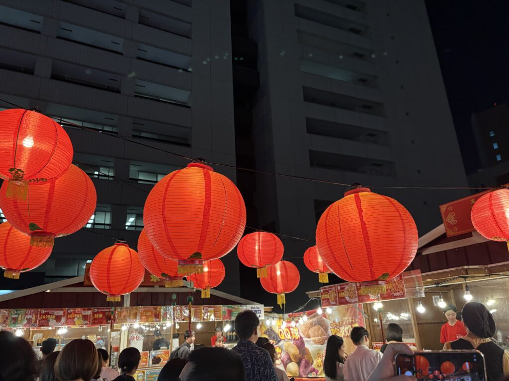台湾祭 in 福岡2025の屋台エリア。赤提灯が並び、にぎわう夜市の雰囲気