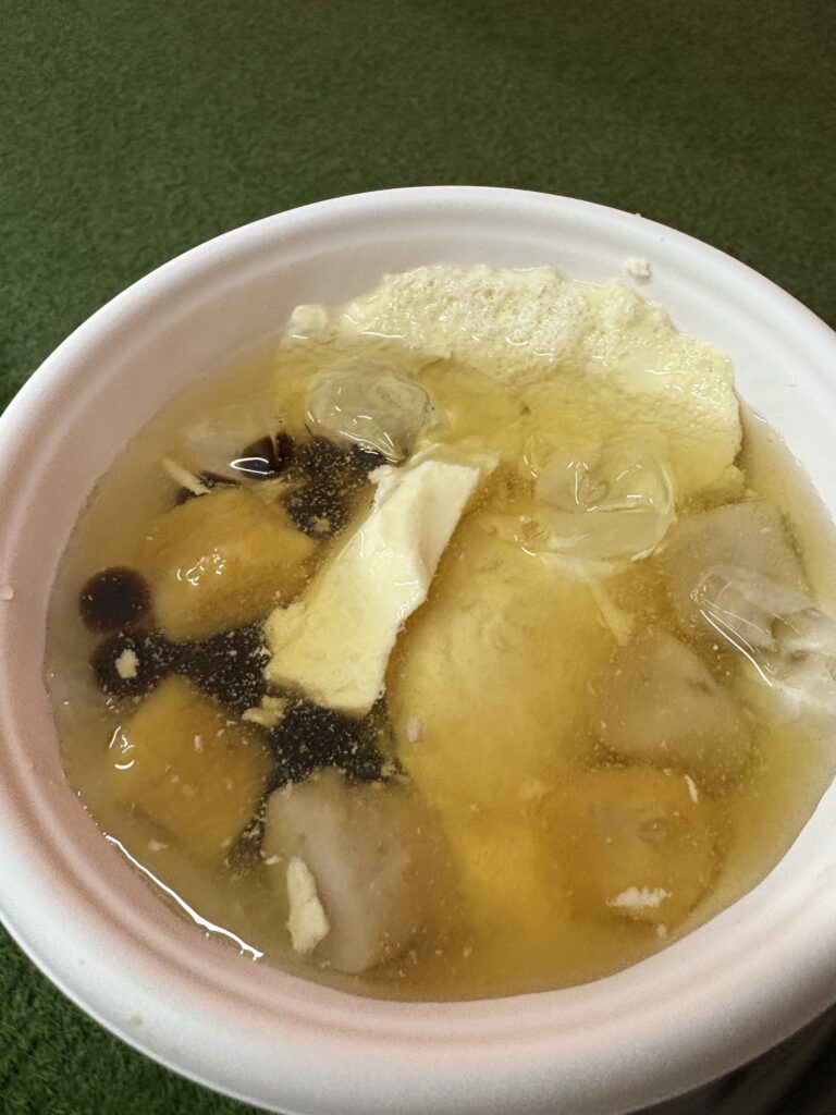 台湾スイーツ・豆花(トウファ)。優しい甘さとタピオカやタロイモのトッピングが特徴