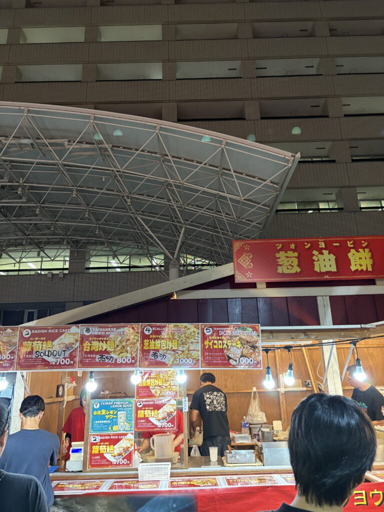 台湾グルメ・葱油餅(ツォンヨウビン)の屋台。ネギ香るパイ生地風の生地が人気