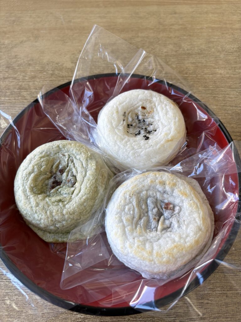 島屋の松ヶ枝餅3種類。しろ・よもぎ・季節限定おいもあん。