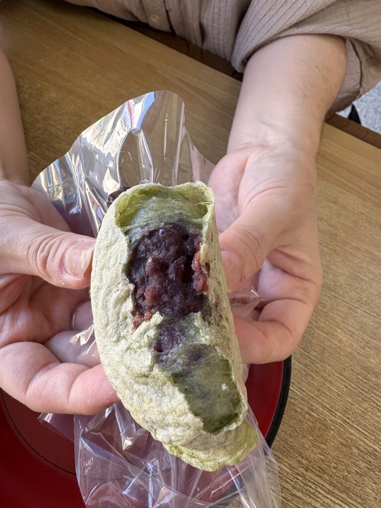 島屋のよもぎ松ヶ枝餅の断面。香ばしい皮とつぶあんが絶妙。