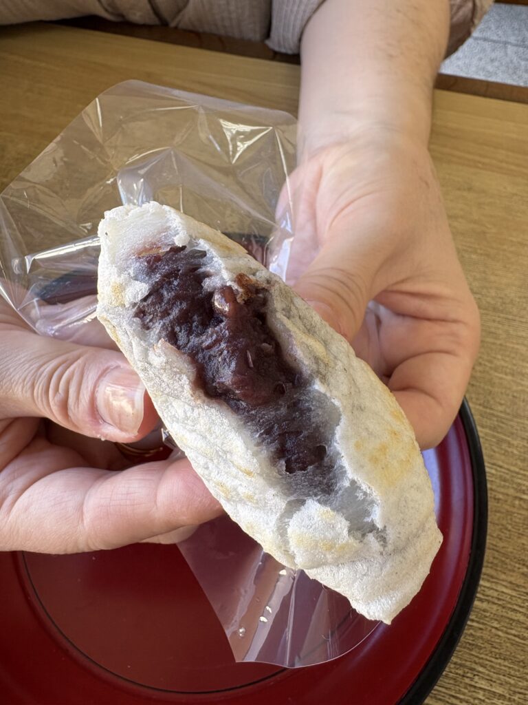 島屋のしろ松ヶ枝餅の断面。香ばしく焼き上げた定番の味。