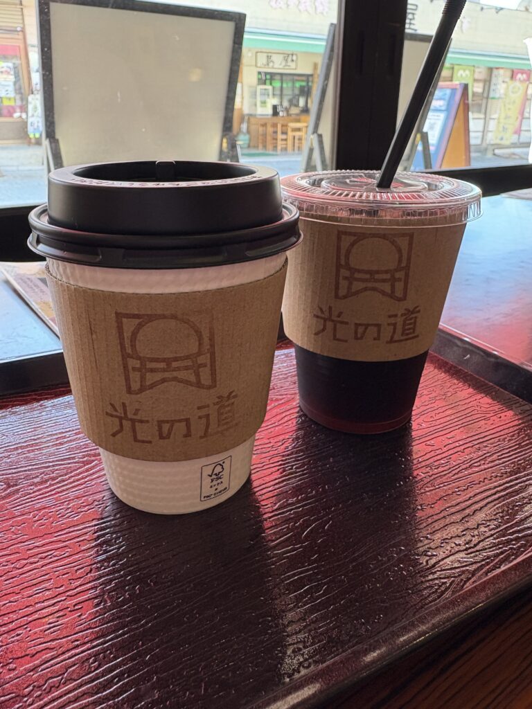 「光の道カフェ」のコーヒー。参道を眺めながらゆったり過ごせる。