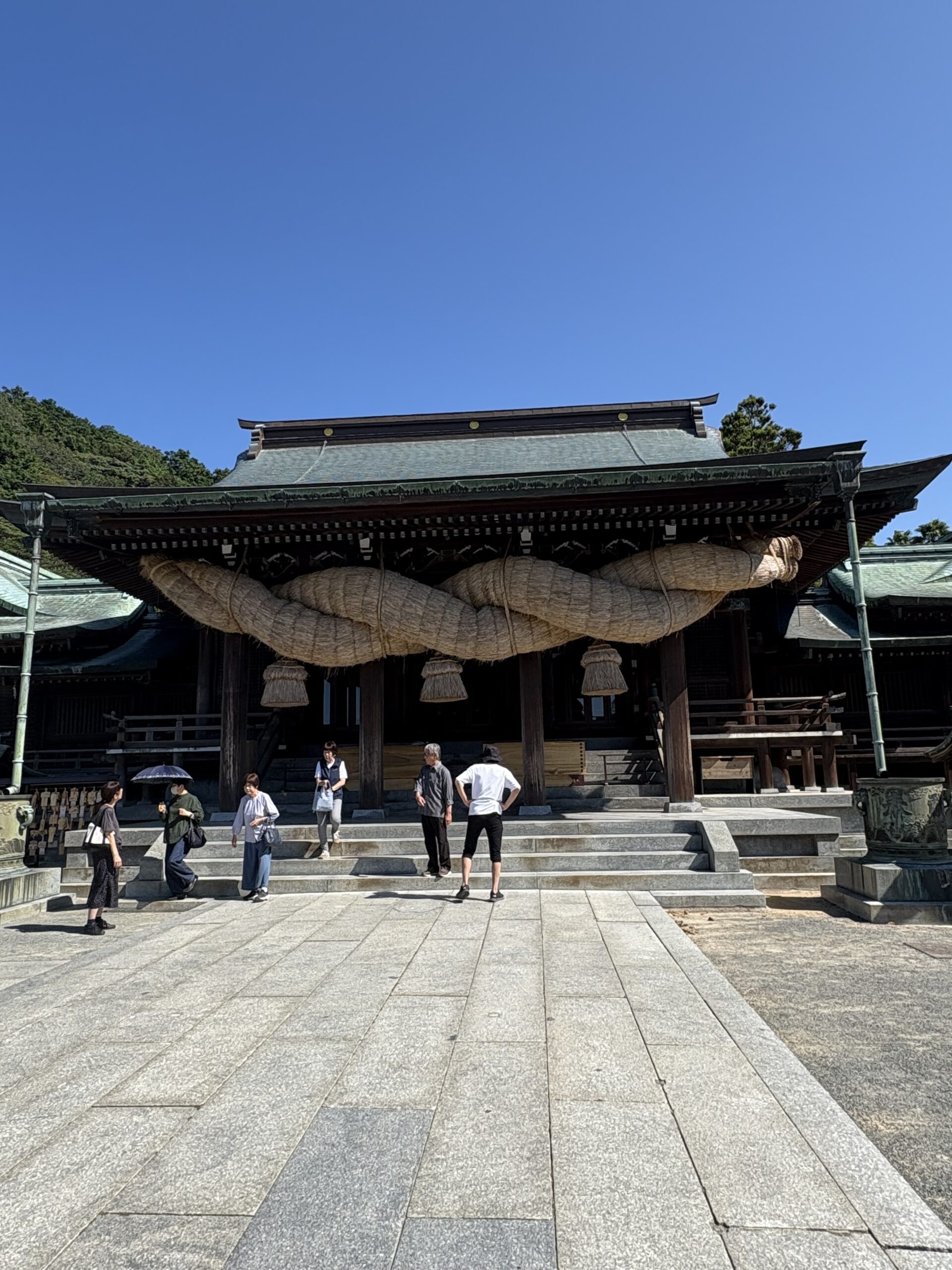 宮地嶽神社の本殿と大しめ縄。青空に映える荘厳な佇まい。