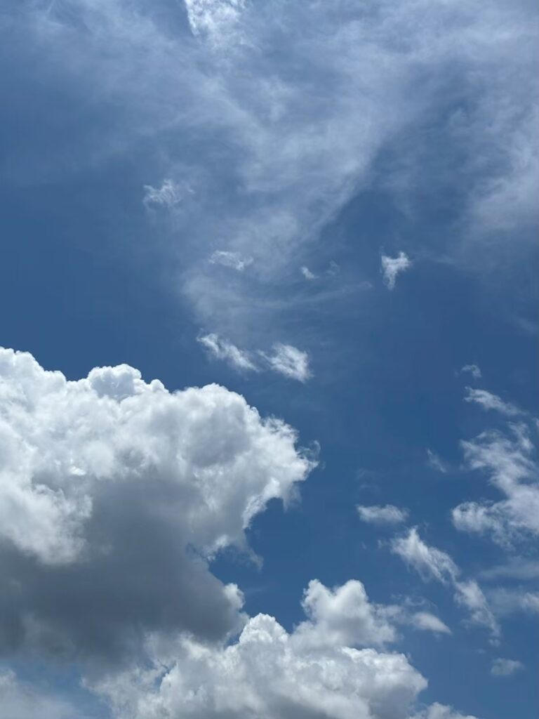 福間海岸から空を見たときの雲と空の景色。