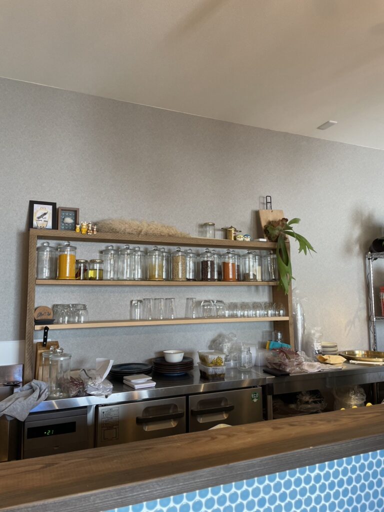 「マイコのカレー」店のおしゃれなカウンター。