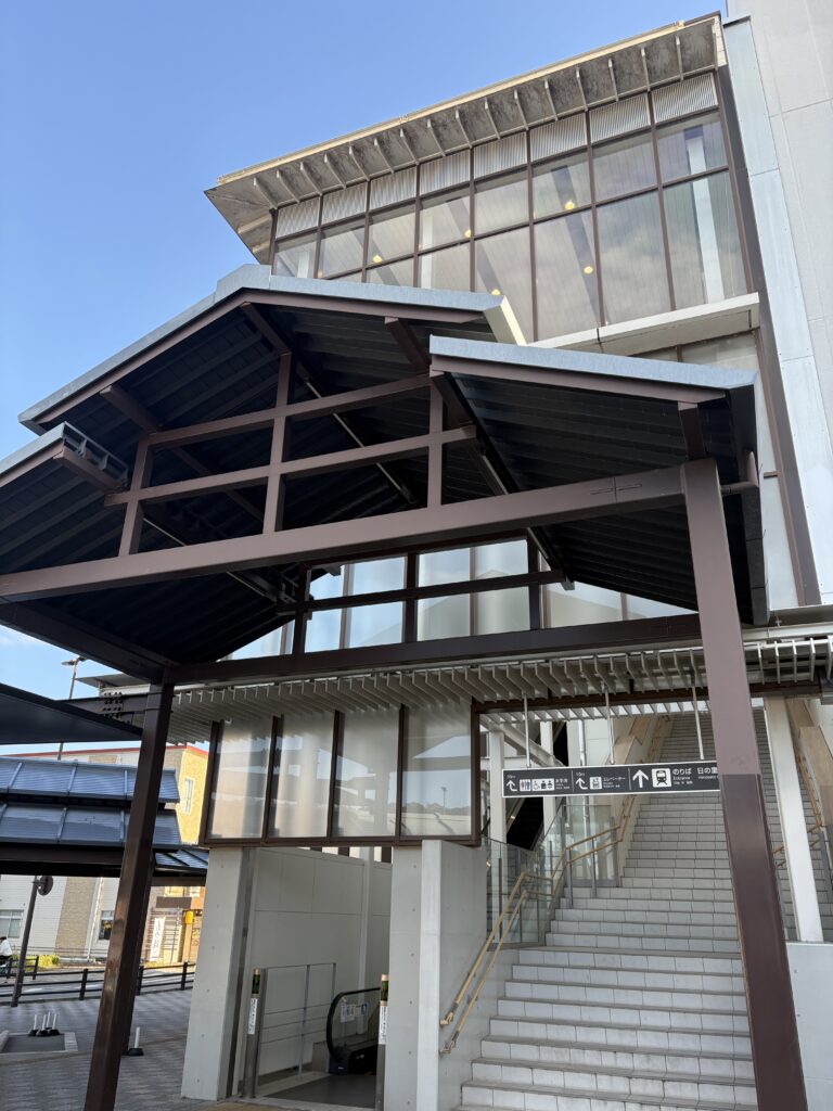 東郷駅・日の里口の登り階段とエスカレーター。駅入口へ向かう動線が見える様子