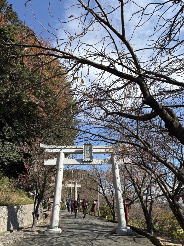 宮地嶽神社・奥の宮八社の入り口。鳥居と参道が続く静かな山側の入口。
