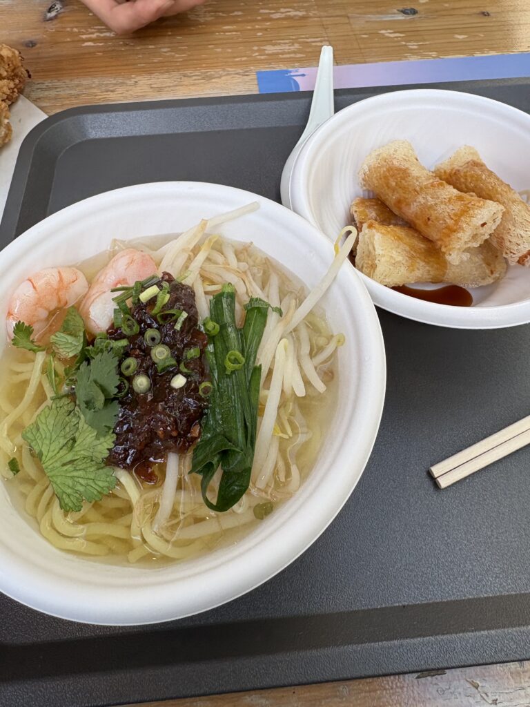 台湾祭 in 福岡 2026の台湾麺と揚げ物。寒い日にうれしい温かい屋台グルメ