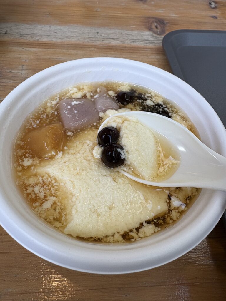 台湾祭 in 福岡 2026の豆花。黒糖シロップとタピオカ入りの台湾定番スイーツ