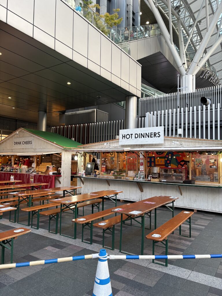 博多駅前広場に並ぶヒュッテ屋台と飲食スペースの様子