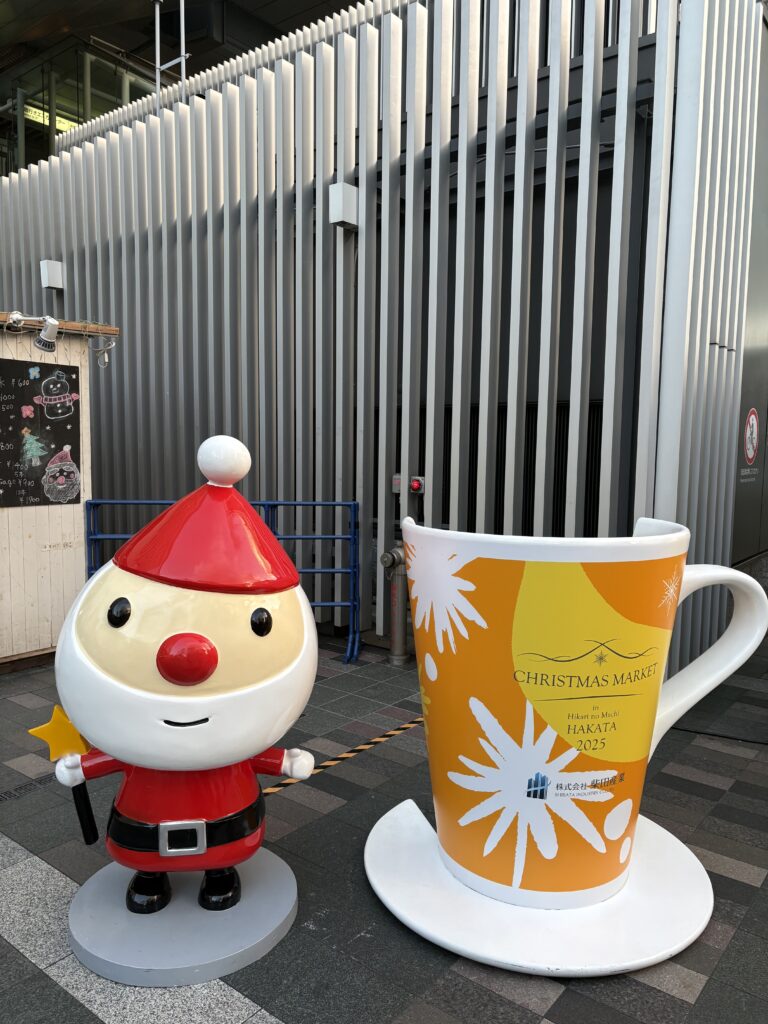 博多クリスマスマーケット会場に設置された巨大マグとサンタのフォトスポット