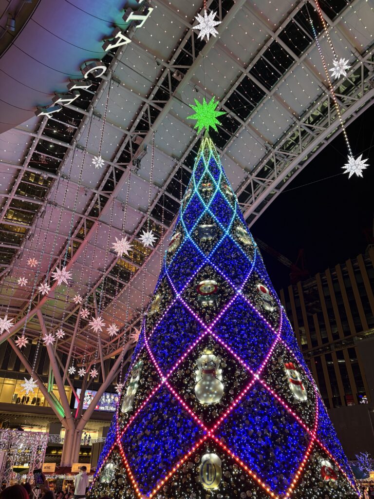 博多駅前のマリオコラボのクリスマスツリー　ピンクと青色のイルミネーションです。