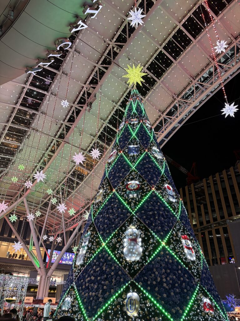 博多駅前のマリオコラボのクリスマスツリー　緑と黄色のイルミネーションです。