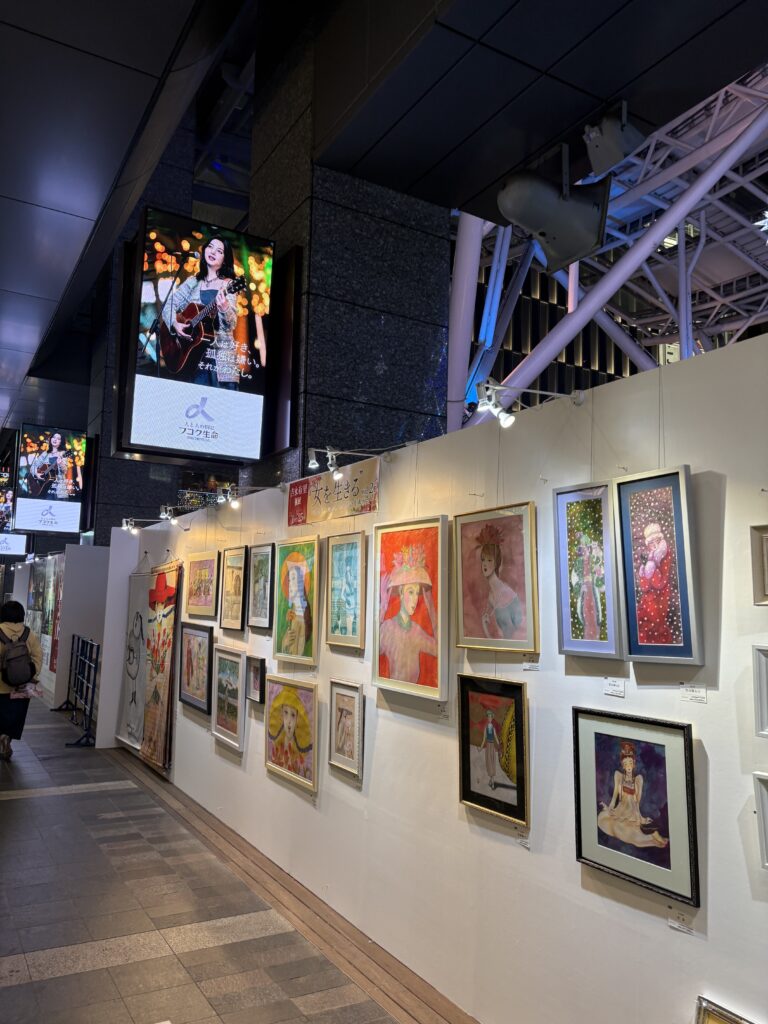 2025年クリスマスマーケット博多にある吉永有里さんの個展風景。