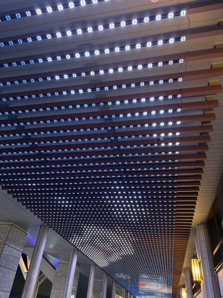 博多駅の2階、天井にあるスーパーマリオのイルミネーション。