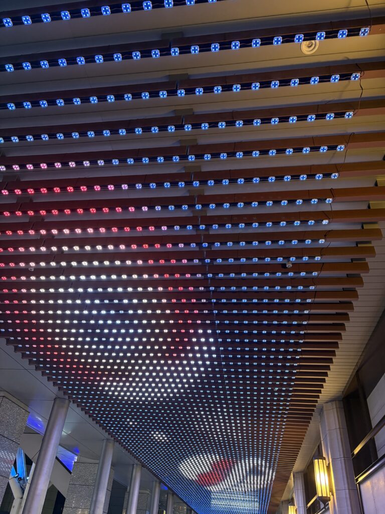 博多駅の2階、天井にあるスーパーマリオのイルミネーション。