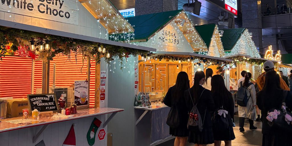 クリスマスアドベントJR博多駅前広場に白いヒュッテが並んでいる画像。